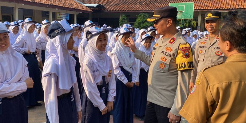 Pendidikan Karakter : Wakapolres Batang Edukasi Sopan Santun di SMPN 3 Batang
