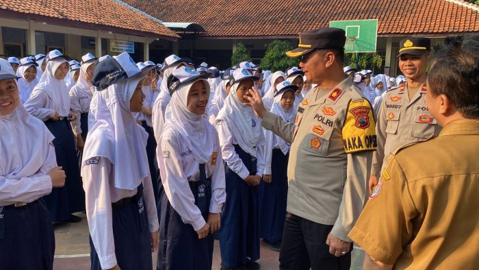 Pendidikan Karakter : Wakapolres Batang Edukasi Sopan Santun di SMPN 3 Batang
