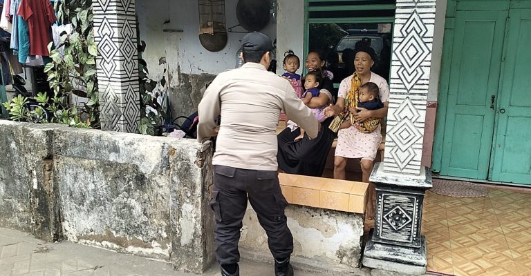 Anggota Polsek Purwoasri Patroli Desa Beri Penyuluhan ke Ibu-ibu