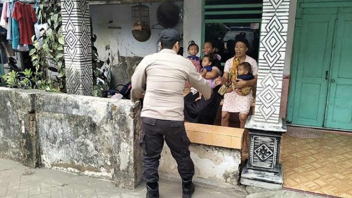 Anggota Polsek Purwoasri Patroli Desa Beri Penyuluhan ke Ibu-ibu