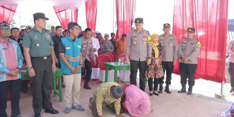 Kapolres Lamongan Serahkan Hasil Bedah Rumah Kepada Pemiliknya di Desa Nguwok