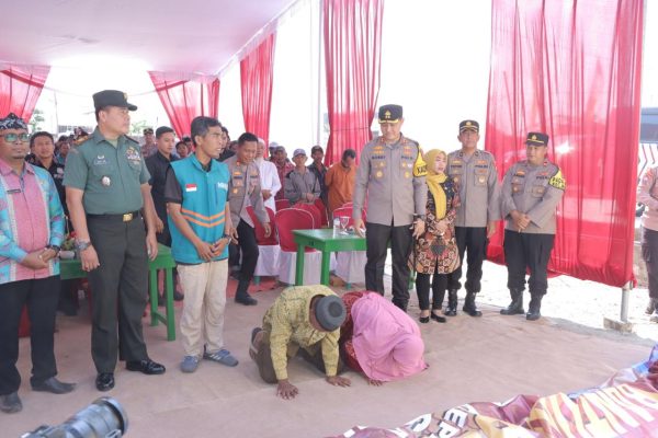 Kapolres Lamongan Serahkan Hasil Bedah Rumah Kepada Pemiliknya di Desa Nguwok