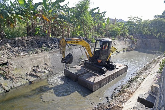 Sidak Beberapa Proyek Saluran Air, Walikota Eri Targetkan Banjir Teratasi Akhir Tahun 2024