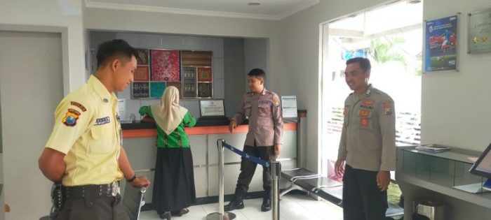 Patroli harkamtibmas Polsek Wonosalam dengan sasaran Perbankan