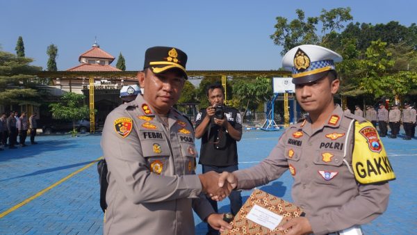 Berhasil Raih Prestasi Tingkat Nasional, Kapolres Bangkalan Beri Reward 9 Personel Satlantas