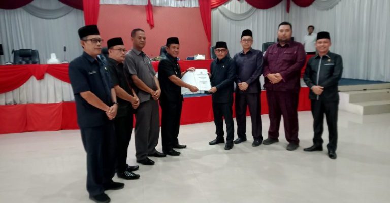 Rapat Paripurna DPRD Dalam Rangka Penyampaian  LKPJ Bupati Muratara H.Devi Suhartoni