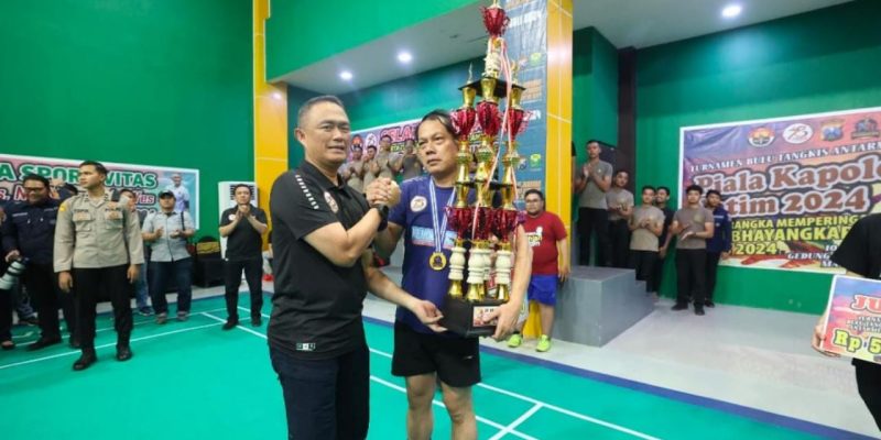 Tutup Turnamen Bulutangkis Antar Media Kapolda Jatim Eksibisi Match Vs Juara 1