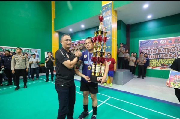 Tutup Turnamen Bulutangkis Antar Media Kapolda Jatim Eksibisi Match Vs Juara 1