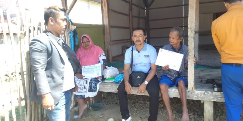 Ketua YALPK kabupaten Sampang Supyanto Bantu Warga Kurang Mampu di Desa Banjar Tabulu