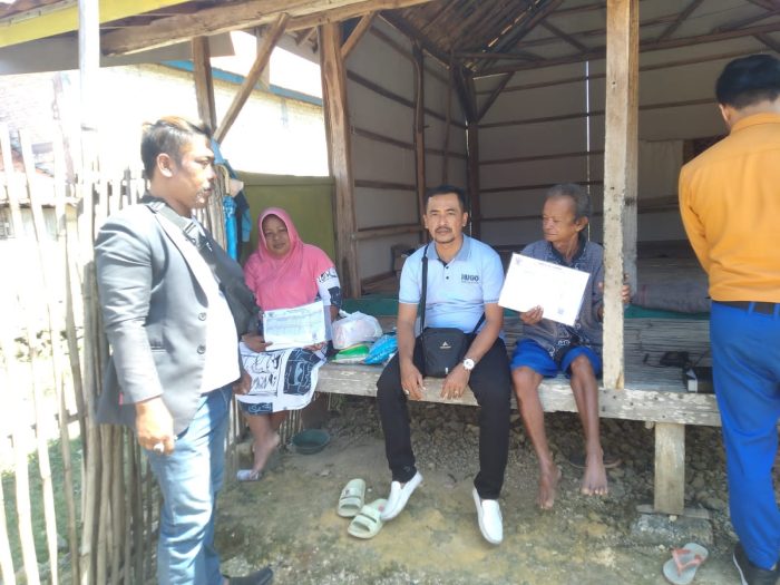 Ketua YALPK kabupaten Sampang Supyanto Bantu Warga Kurang Mampu di Desa Banjar Tabulu