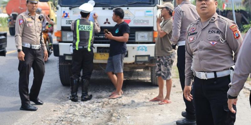 Satlantas Polres Gresik Ambil Tindakan Tegas Terhadap Truk Muatan Yang Tidak Mematuhi Ketentuan Tanpa Penutup Muatan