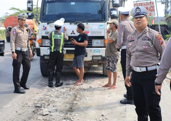 Satlantas Polres Gresik Ambil Tindakan Tegas Terhadap Truk Muatan Yang Tidak Mematuhi Ketentuan Tanpa Penutup Muatan