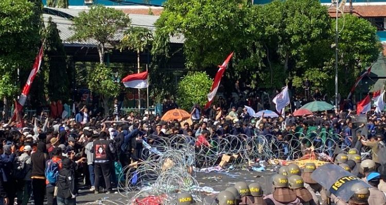 Ribuan Mahasiswa yang Menolak Revisi UU Pilkada Bubar Usai Ditemui Ketua DPRD Jatim