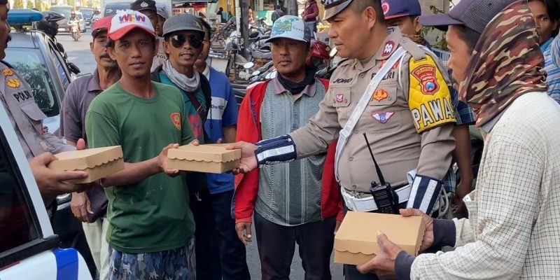 Mobil Patroli Polsek Simokerto Diserbu Puluhan Tukang Becak