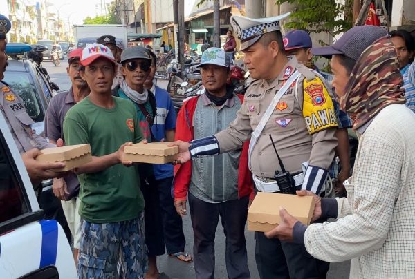Mobil Patroli Polsek Simokerto Diserbu Puluhan Tukang Becak