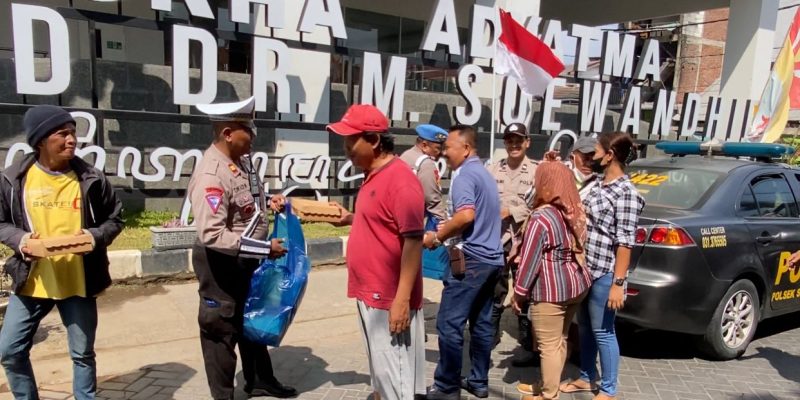 Keren !!! Polsek Simokerto Patroli Antisipasi Kejahatan Sambil Bagikan 300 Kotak Makanan Gratis