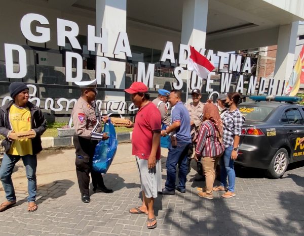 Keren !!! Polsek Simokerto Patroli Antisipasi Kejahatan Sambil Bagikan 300 Kotak Makanan Gratis