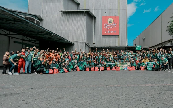 Pemain Persebaya Kunjungi Pabrik Kopi Kapal Api Yang Berada di Sidoarjo