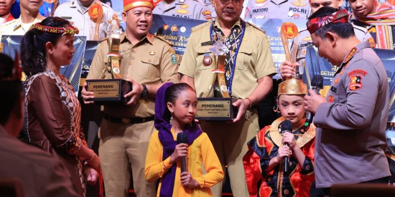 Kapolri dan Ketua Bhayangkari Sapa Dua Anak Pemenang Lomba Setapak Perubahan