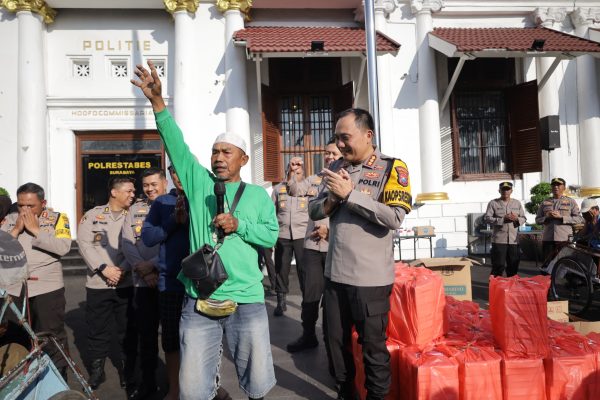 Sarapan Bareng Abang Becak, Kapolrestabes Surabaya Jalin Silaturahmi dan Perkuat Kamtibmas