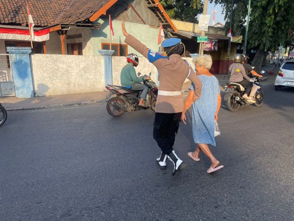 Polwan Polres Pasuruan Gelar Gatur dan Patroli Dalam Rangka Hari Jadi ke-76 Polwan RI