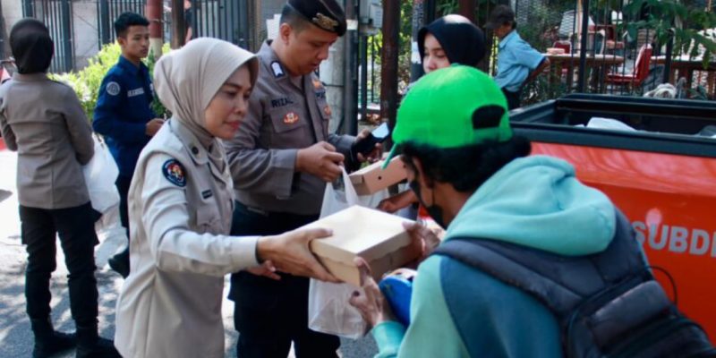 Jumat Berkah, Bidhumas Polda Jatim Berbagi Ratusan Nasi Kotak Gratis