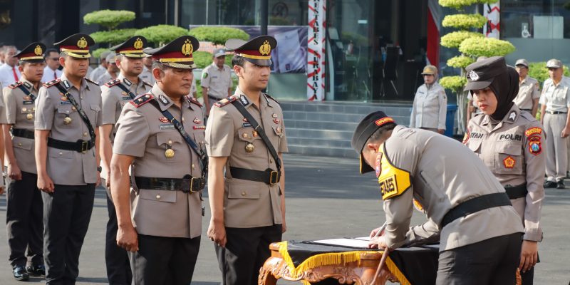 Kapolrestabes Surabaya Pimpin Upacara Sertijab Pejabat Utama dan Kapolsek Jajaran Polrestabes Surabaya