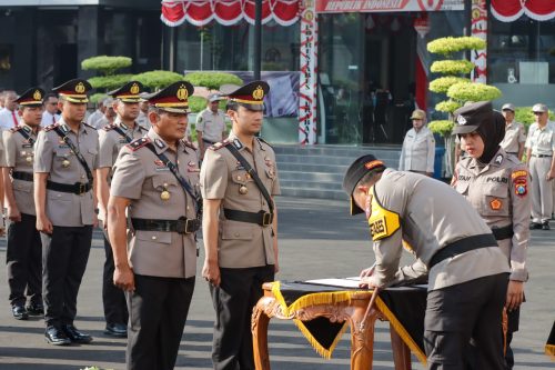 Kapolrestabes Surabaya Pimpin Upacara Sertijab Pejabat Utama dan Kapolsek Jajaran Polrestabes Surabaya