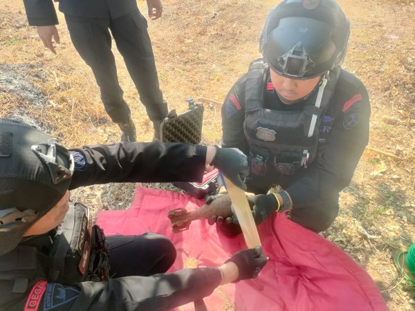 Tim Jibom Detasemen Gegana Sat Brimob Polda Jatim Musnahkan Mortir Dan Ranjau Darat Yang Ditemukan Di Kantor Kecamatan Puspo