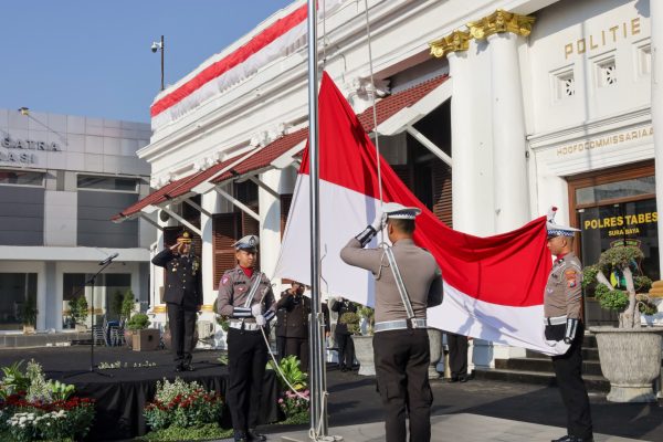 Upacara Peringatan Hari Kemerdekaan RI Ke-79 di Polrestabes Surabaya Berlangsung Khidmat dan Penuh Makna