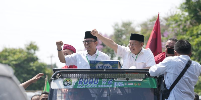 Naik Andong Diiringi Ribuan Pendukung dan Simpatisan, Pasangan Bertaji Resmi Mendaftarkan Diri Ke KPU OKU
