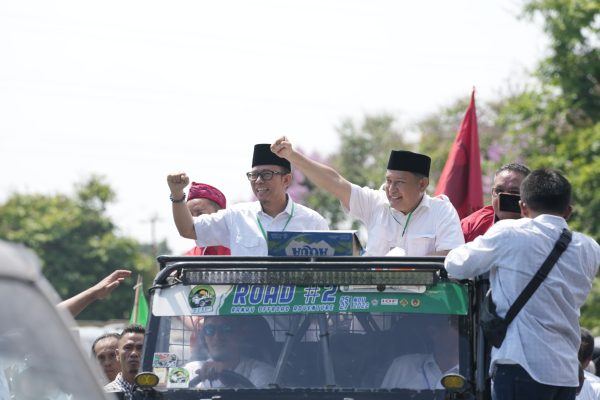 Naik Andong Diiringi Ribuan Pendukung dan Simpatisan, Pasangan Bertaji Resmi Mendaftarkan Diri Ke KPU OKU