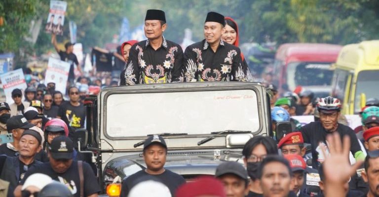 Ribuan Simpatisan Masyarakat Lamongan Turut Kawal Pendaftaran calon bupati Lamongan