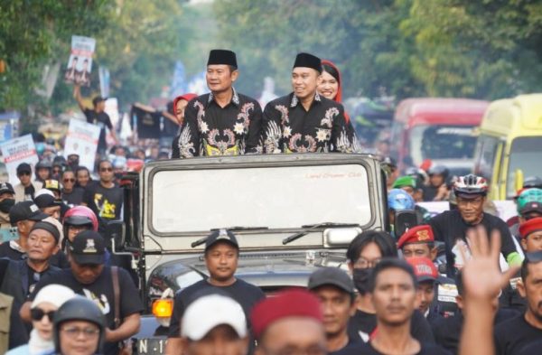 Ribuan Simpatisan Masyarakat Lamongan Turut Kawal Pendaftaran calon bupati Lamongan