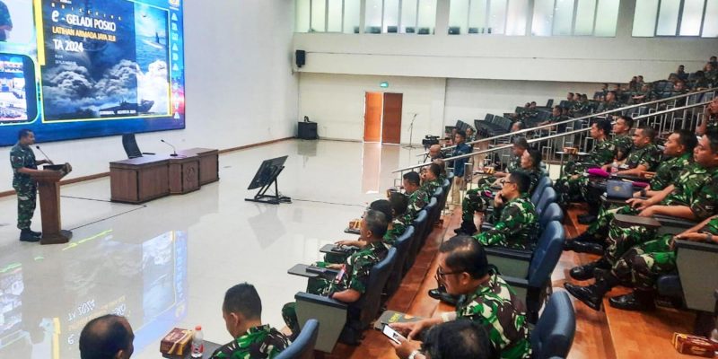 Komandan Beserta Perwira Yonif 1 Marinir Menerima Penyegaran PPKM dan Penataran Pelaku Gladi Posko Armada Jaya XLII TA. 2024