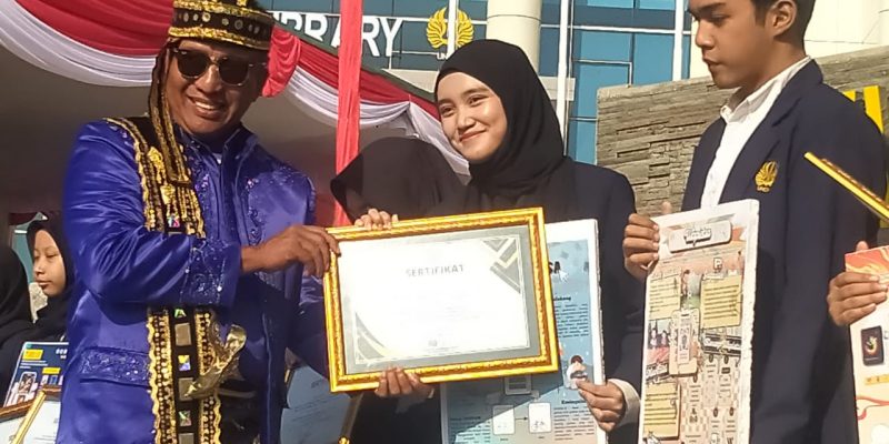 UNESA Pecahkan Dua Rekor MURI Sekaligus Pada Momentum Upacara HUT ke-79 Republik Indonesia