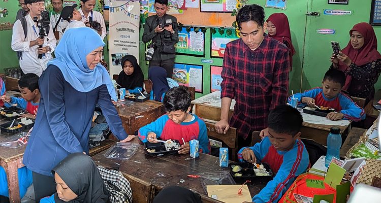 Gibran Tinjau Program Makan Siang Gratis, Khofifah: Efek Ekonomi Positif