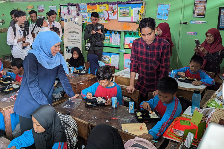 Gibran Tinjau Program Makan Siang Gratis, Khofifah: Efek Ekonomi Positif