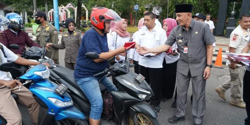 Jelang Perayaan HUT RI 2024, Pj Bupati Bangkalan Bagikan Ribuan Bendera Merah Putih