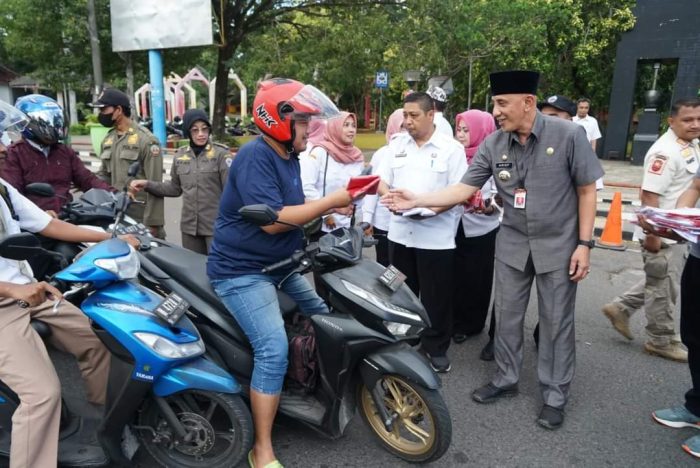 Jelang Perayaan HUT RI 2024, Pj Bupati Bangkalan Bagikan Ribuan Bendera Merah Putih