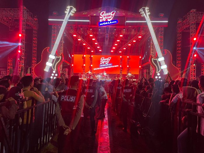 Ratusan Personil Gabungan Amankan Pertunjukan Musik Gaung Merah Segalanya 