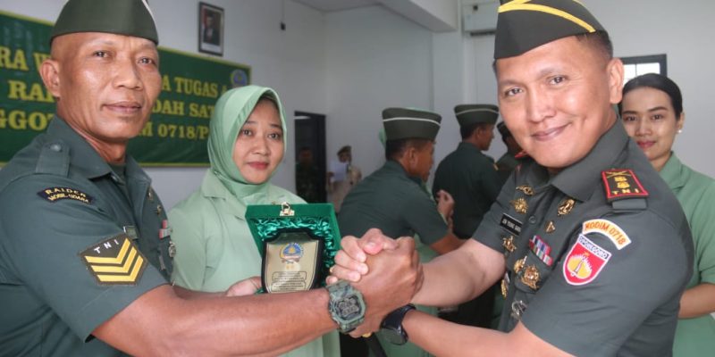 Dandim 0718/Pati Melepas Prajurit Serta PNS Yang Telah Purna Tugas Dan Pindah Satuan
