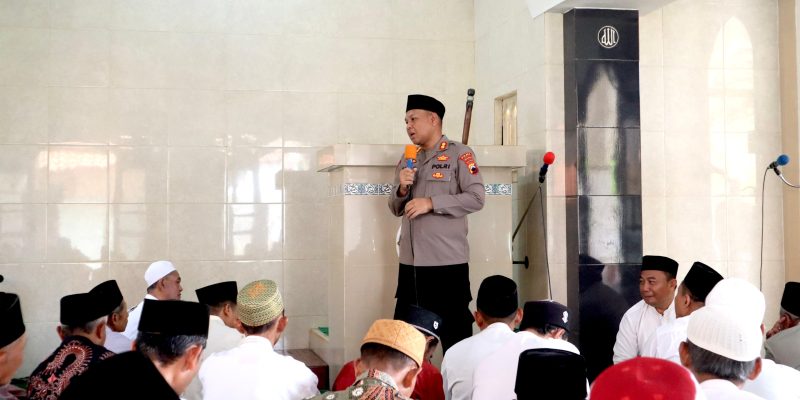 Sholat Jumat Bersama Warga Desa Bligorejo, Kapolres Pekalongan Pererat Jalinan Silaturahmi