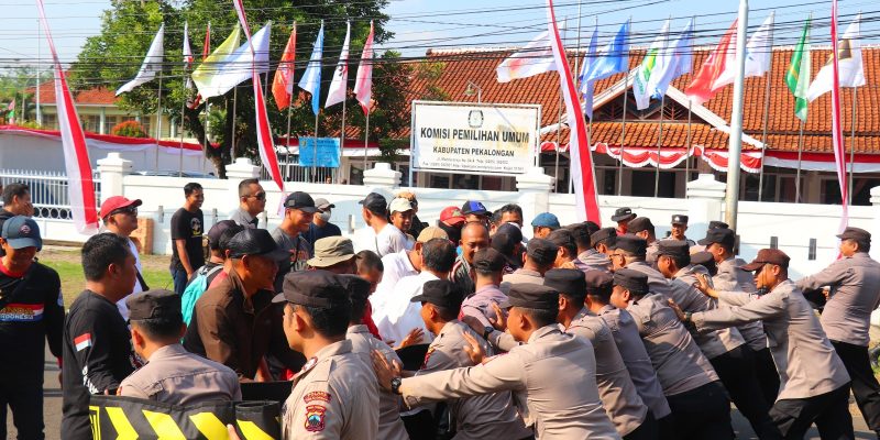 Jelang Pilkada Jateng 2024, Polres Pekalongan Gelar Latihan Sispamkota