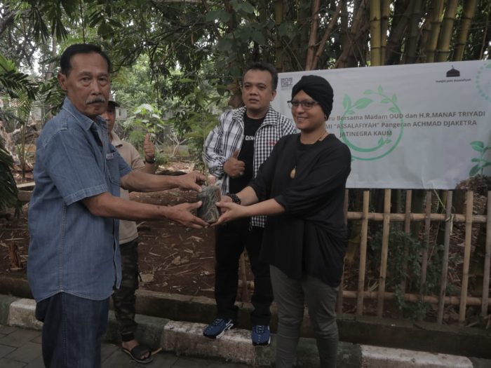 Dewi Fortuna Inisiasi Penanaman Gaharu di Makam Jayakarta dan Pangeran Shangyang