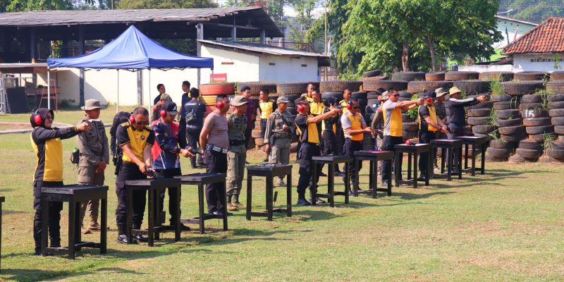 Tingkatkan Kemampuan Personilnya, Polres Pekalongan Gelar Latihan Menembak