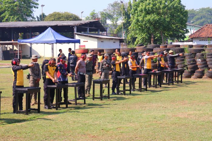 Tingkatkan Kemampuan Personilnya, Polres Pekalongan Gelar Latihan Menembak