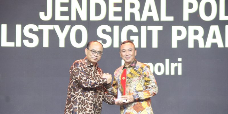Kapolri Raih Penghargaan Extraordinary Dedication of Patriotism