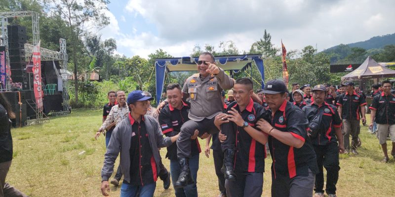 Hadir di Tengah Komunitas Angkutan Petungkriyono Raya, Kapolres Pekalongan Tekankan Keselamatan Dalam Berkendara