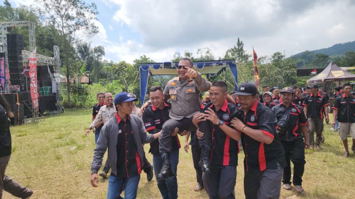 Hadir di Tengah Komunitas Angkutan Petungkriyono Raya, Kapolres Pekalongan Tekankan Keselamatan Dalam Berkendara